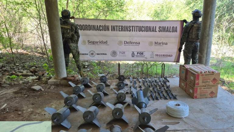 En el lugar se aseguró un arsenal compuesto por armas largas, artefactos explosivos improvisados y vehículos, algunos con reporte de robo, incluido uno blindado.
