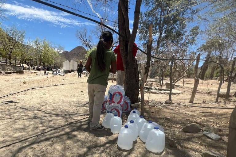 Donaciones dan de beber a comunidades con extrema sequía, en rincones de Sinaloa