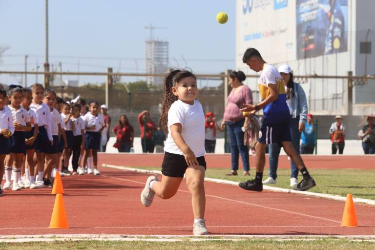 Niños de preescolar toman parte de la activación física