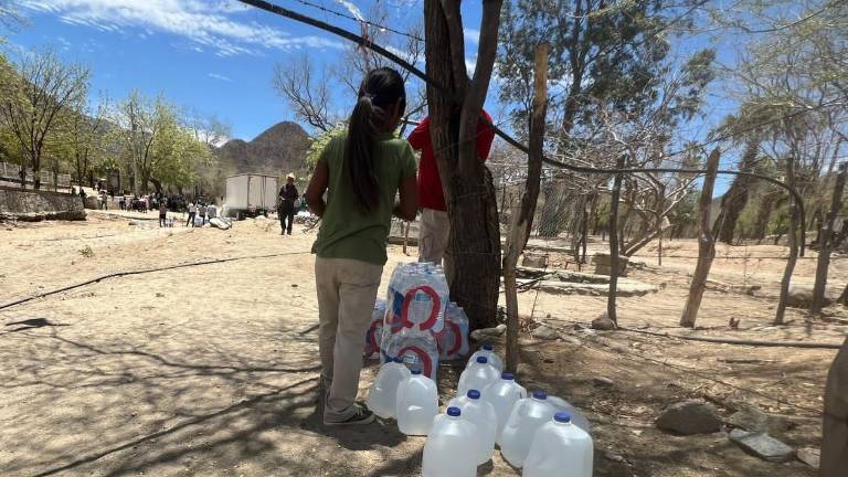 Este jueves inició la distribución del agua donada.