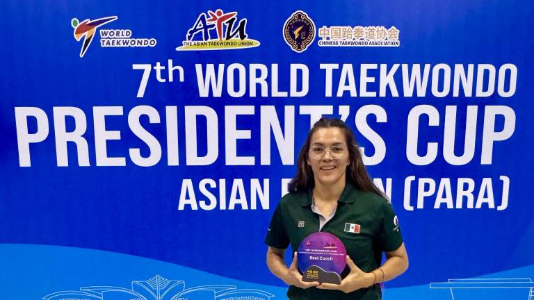 María Espinoza muestra su premio.