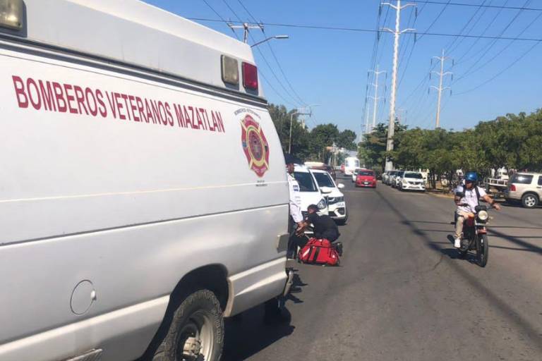 Auto compacto arrolla a adulta mayor en el Infonavit Playas, en Mazatlán