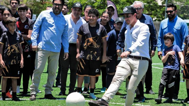Rommel Pacheco Marrujo realizó la primera patada, en la inauguración del campo de futbol con pasto sintético en la colonia Villa del Real, en Culiacán.