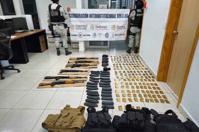 Recuperan dos vehículos robados y aseguran armas de fuego y equipo táctico en Culiacán