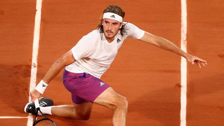 Stefanos Tsitsipas superó al ruso Daniil Medvedev para instalarse en las semifinales de Roland Garros.