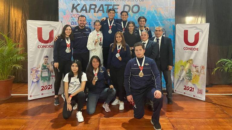 Los karatecas de Águilas UAS muestran sus medallas.