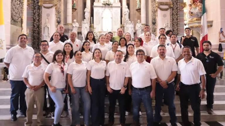 colaboradores de Grupo Editorial Datemex Mazatlán se reunieron en la Catedral Basílica de la Inmaculada Concepción para celebrar el 52 aniversario de esta casa editorial.