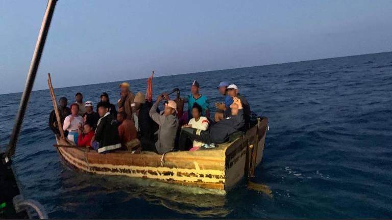 La Guardia Costera interceptó una embarcación rústica frente a la costa de Florida.