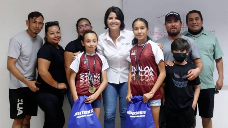 Las futbolistas mazatlecas asistieron al Imdem acompañados por sus familiares.