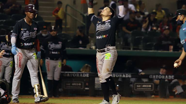 Diego Madero festeja su jonrón.