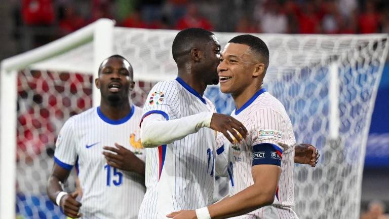 Francia sumó un apurado triunfo, en duelo donde además, su estrella Kylian Mbappé salió fracturado de la nariz.
