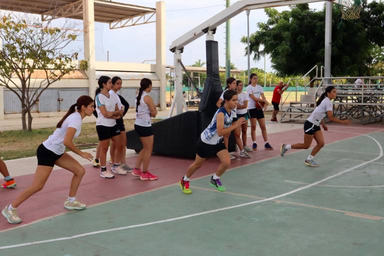 Preseleccionados de basquetbol de Mazatlán realizan jornada de trabajo especializado con coach Marco Chávez