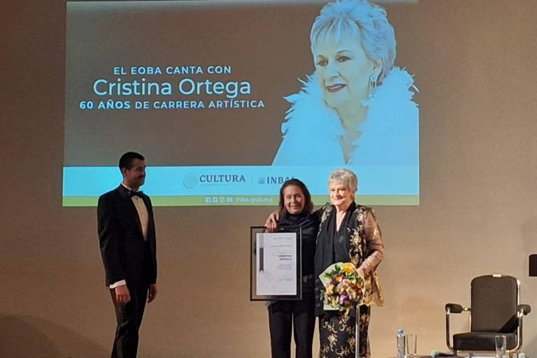 Reconocen a Cristina Ortega por 60 años de trayectoria