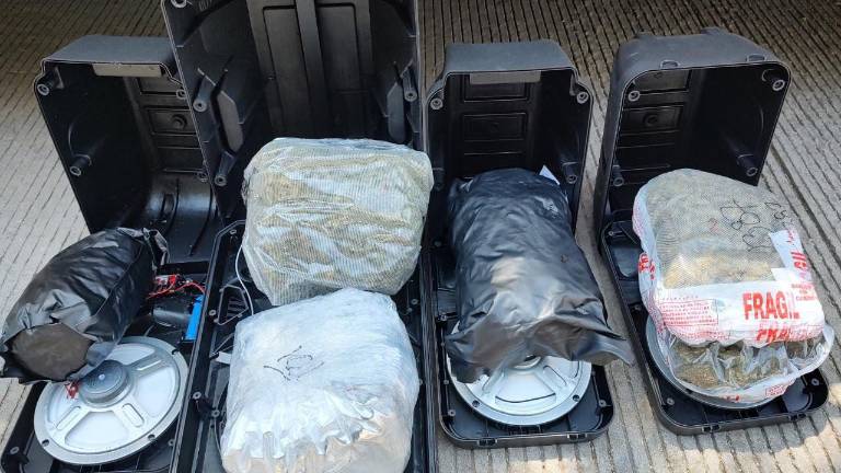Los agentes encontraron cuatro bocinas, en cuyo interior localizaron paquetes con hierba verde y seca con las características de la mariguana.