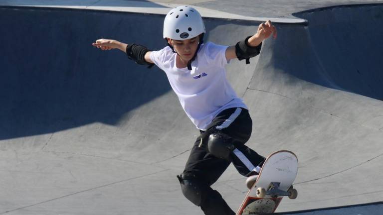 Los patinadores hacen sus mejores piruetas con la patineta.