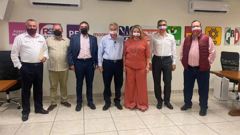 Alejandro Higuera Osuna acompañando a Rubén Rocha Moya a su registro como candidato de Morena por Sinaloa