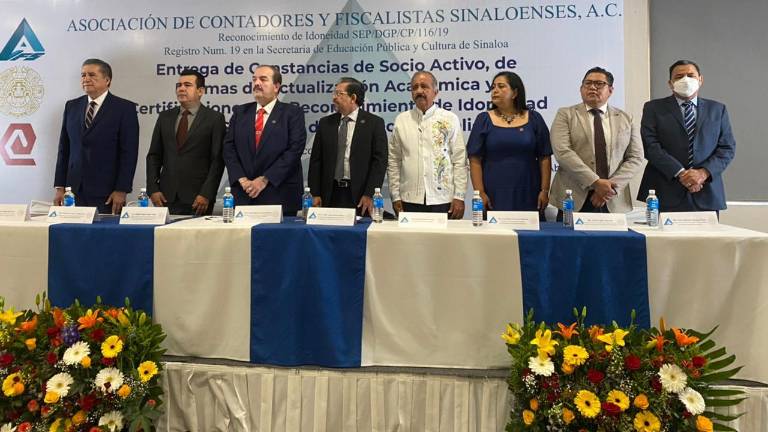 Autoridades e integrantes de la asociación de contadores.