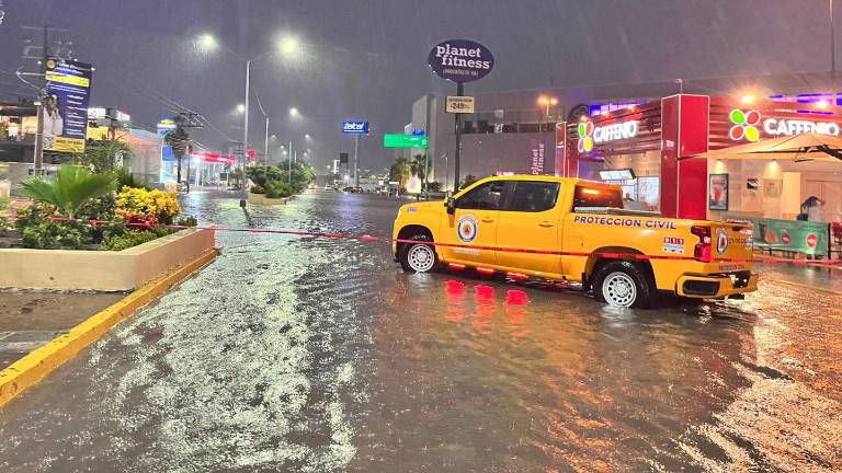 Protección Civil de Mazatlán cerró el paso vehicular por las avenidas La Marina y Reforma, frente a la plaza comercial.