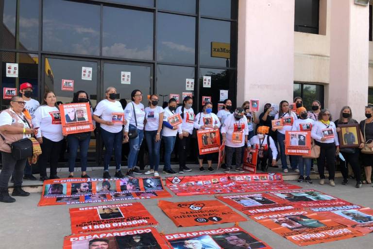 En proyección de imágenes de cuerpos no identificados, Sabuesos Guerreras señala irregularidades de la FGE