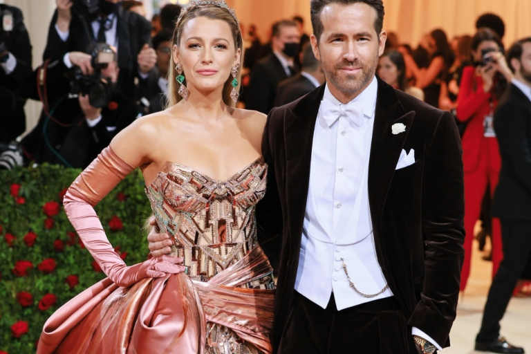 Reciben Blake Lively y Ryan Reynolds a su cuarto bebé