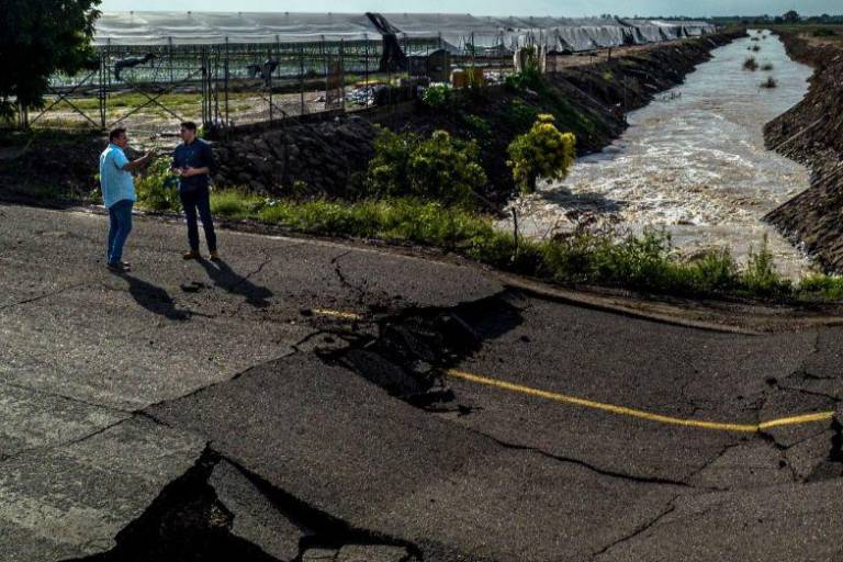 Gobierno de Sinaloa supervisa daños en carreteras y vialidades por ‘Norma’