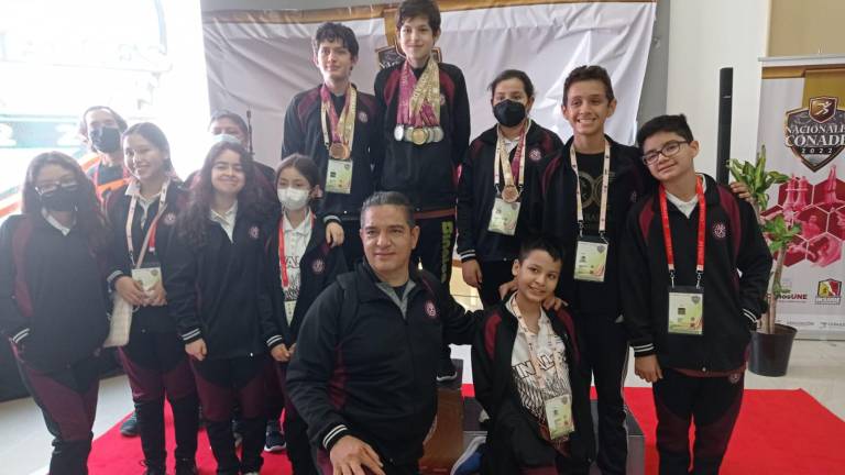 La delegación sinaloense que logró una decena de preseas en ajedrez.