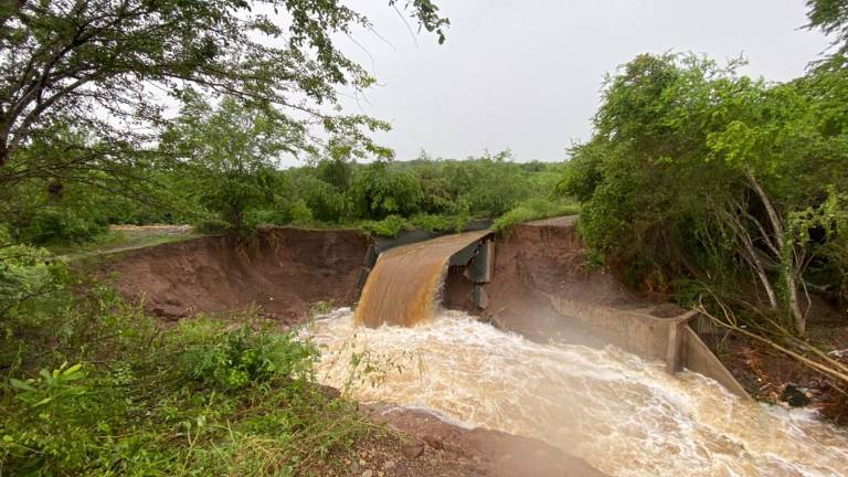 Canal roto en la zona de Los Horcones.