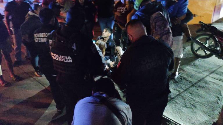 Elementos de la Policía Municipal llegan al lugar del accidente.