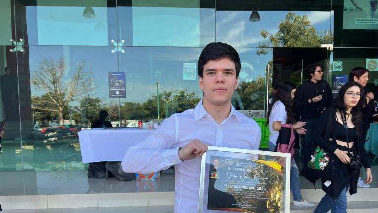 Héctor “Werito” Escobar muestra su reconocimiento como Peleador del Año.