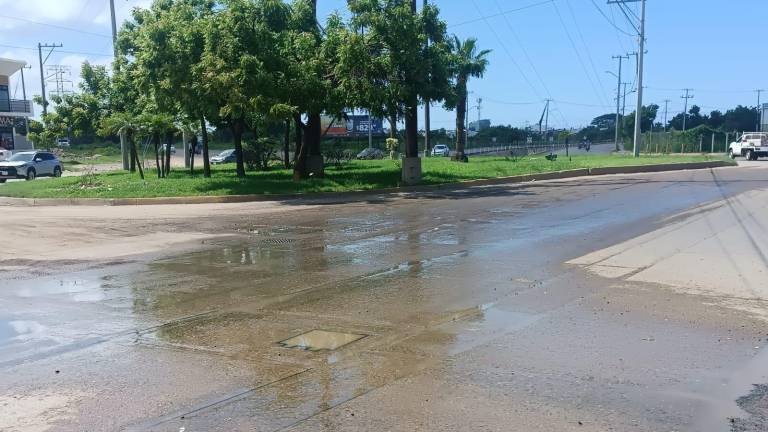 En la zona de Valle Dorado, al norte de Mazatlán, hay al menos tres fugas de aguas negras.