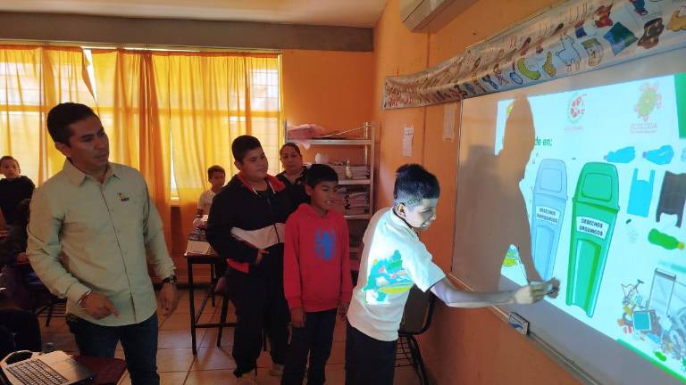 Alumnos del Palmito del Verde aprendieron sobre reciclaje y la importancia del cuidado ambiental en las pláticas impartidas por el Gobierno de Escuinapa.