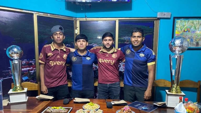 Jugadores de Villa Unión FC y Mavir FC, en la presentación de la final de la Liga de Futbol de Segunda Fuerza de Mazatlán.