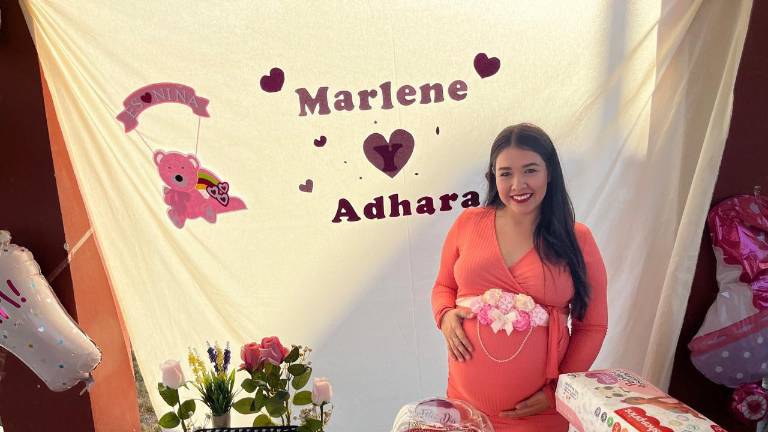Marlene León Fuentes disfruta del baby shower organizado en honor de su pequeña Adhara.