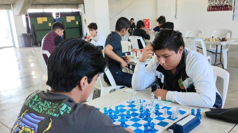 Los ajedrecistas analizan sus mejores estrategias.