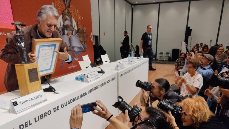 José Trinidad Camacho ‘Trino’ fue galardonado con el Premio La Catrina, en la FIL de Guadalajara.