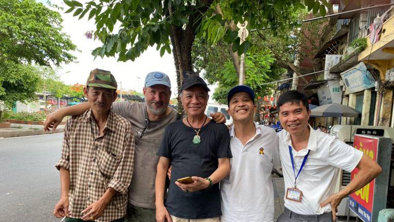 Martín Gavica, segundo de izquierda a derecha, entre algunos vietnamitas que posaron para su lente.