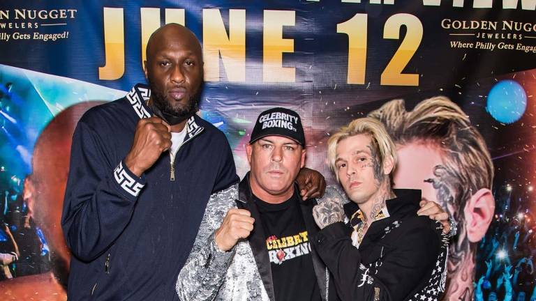 Lamar Odom (izquierda) superó a Aaron Carter (derecha) en un combate entre celebridades.