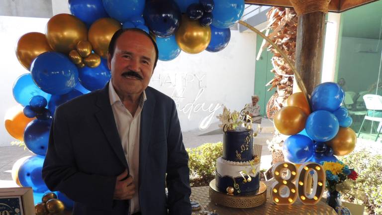 Don Pepe Cabrera feliz al celebrar sus 80 años de vida.