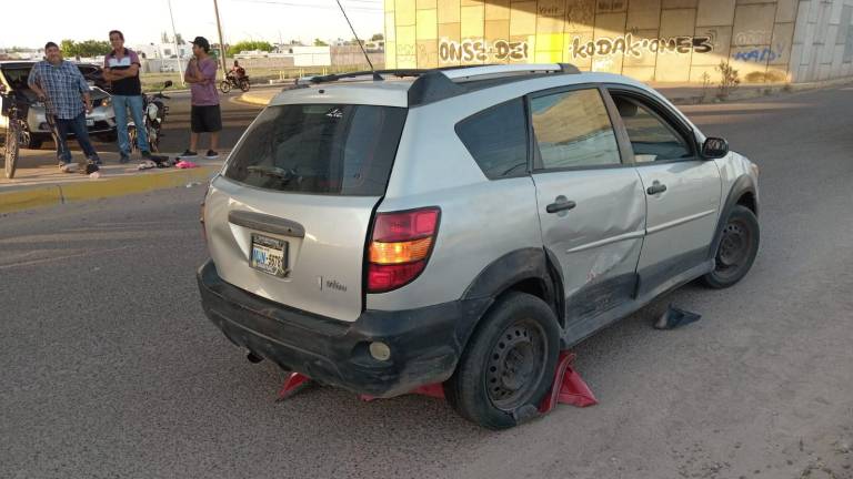 Las personas que presenciaron el accidente indicaron que el vehículo Pontiac terminó volcado, pero testigos apoyaron a voltearlo.