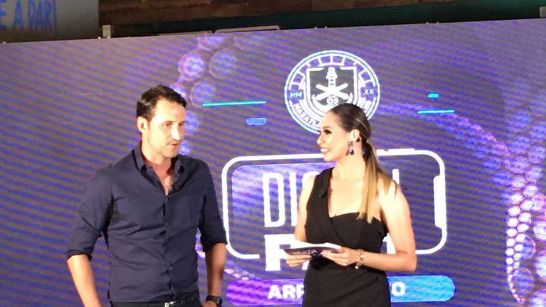 El director técnico español Beñat San José hace acto de presencia.