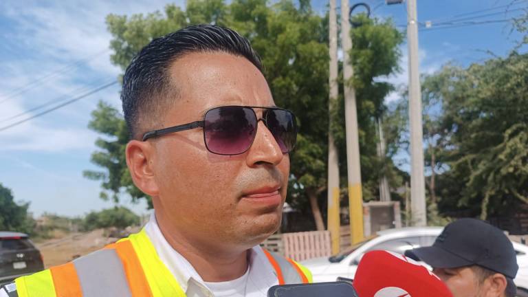 Juan José Martínez Sánchez, del Departamento de Coordinación Vial, explica la campaña “Cuidado con el Tren”.