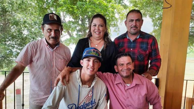 Durante la firma con uno de los jóvenes.