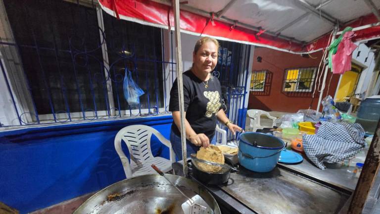 Vanesa García Lizárraga mantiene la tradición de la venta de cena.