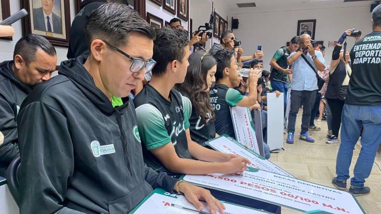 En la sala de Cabildo del Ayuntamiento, el Alcalde Juan de Dios Gámez Mendívil entregó los apoyos a medallistas y deportistas destacados.