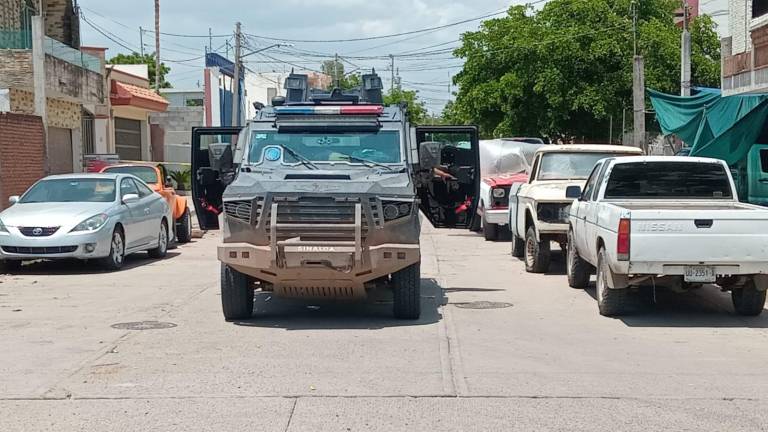 Autoridades mantienen resguardado un inmueble en la colonia Revolución.