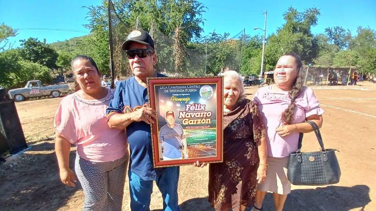 Félix Navarro muestra su reconocimientos acompañado de su familia.