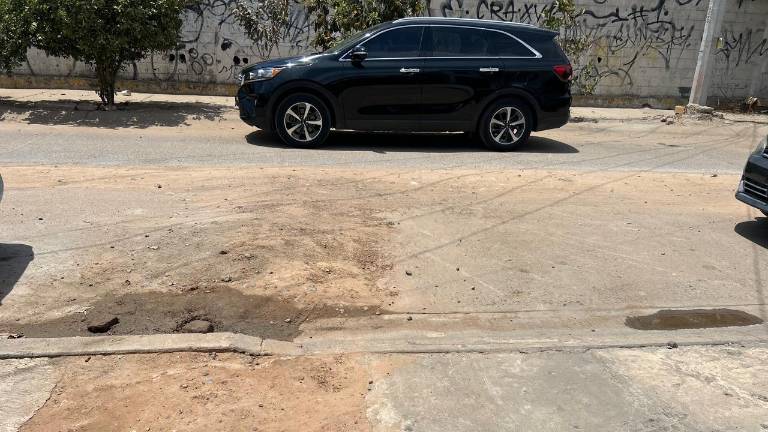 Tras la reparación, el personal del ayuntamiento dejó el área con baches que han representado riesgo para los vehículos, provocando daños en las unidades.