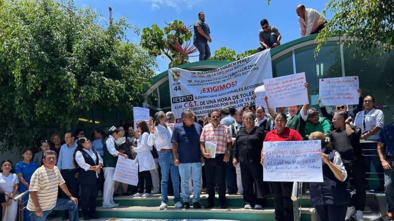 Protesta del personal de la Secretaría de Salud en Mazatlán.