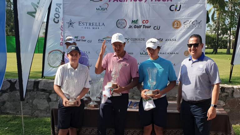 Eugenio Guerra, Marcel Petitjean y Carlos Moreno, tercero, primero y segundo lugar en categoría 14-15 años con Mauricio Morán gerente de ventas nacional de El Cid Resorts.