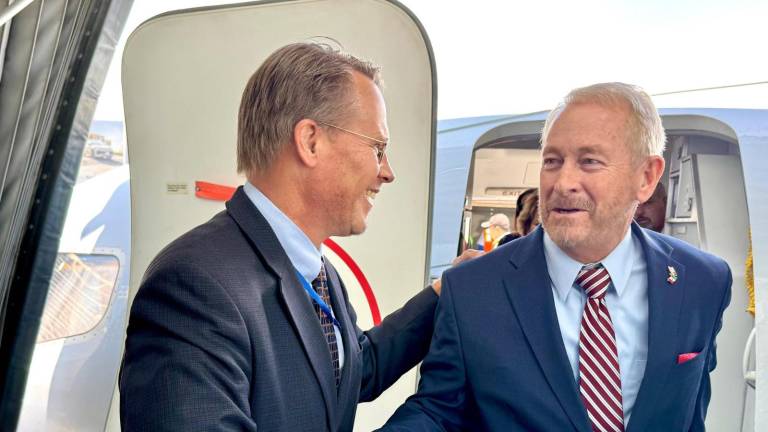 Ron Johnson, a la derecha, a su llegada a México como Embajador de Estados Unidos en México.